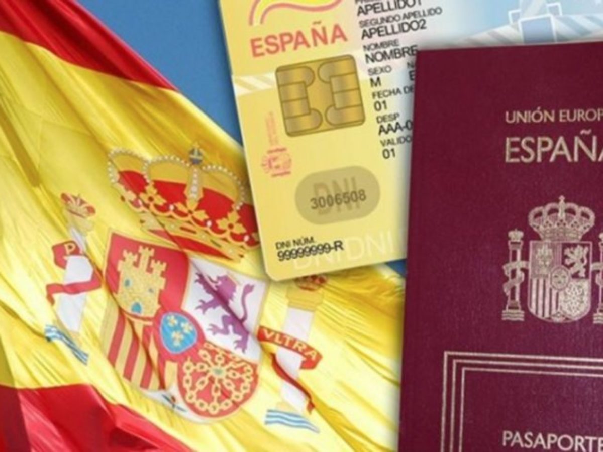 bandera, dni y pasaporte referentes a la nacionalidad española
