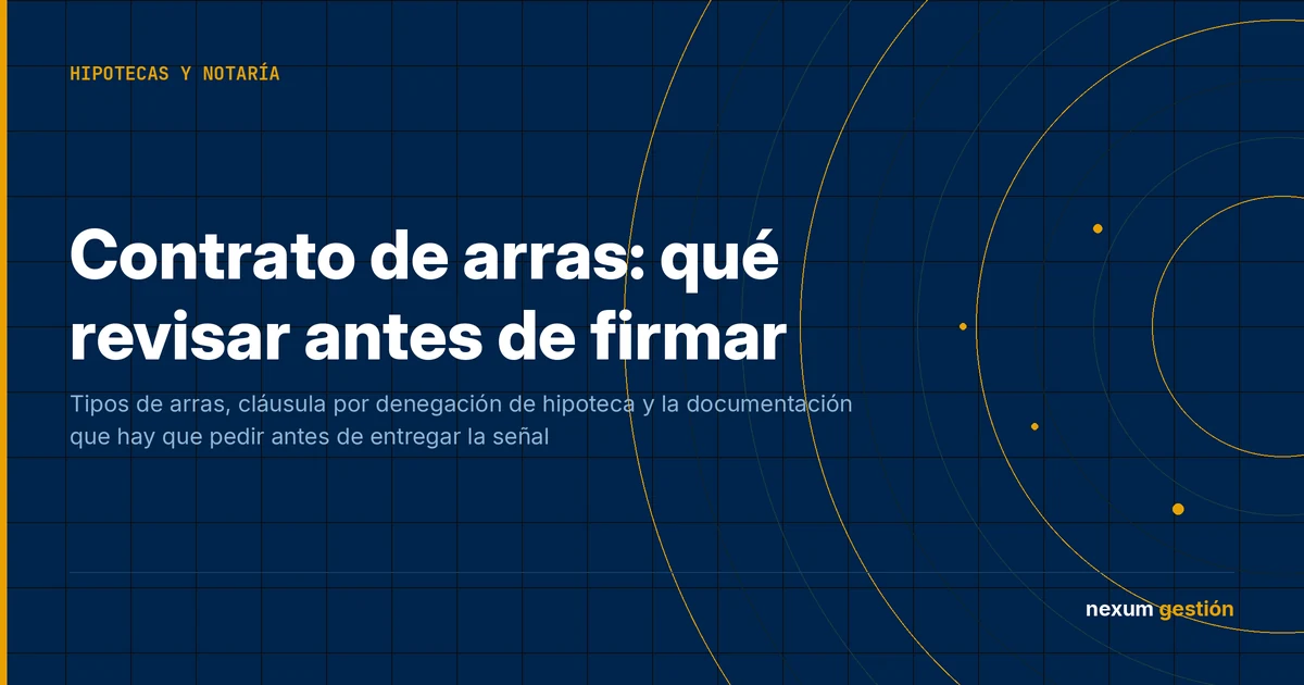 Contrato de arras sobre la mesa junto a las llaves de una vivienda antes de la firma